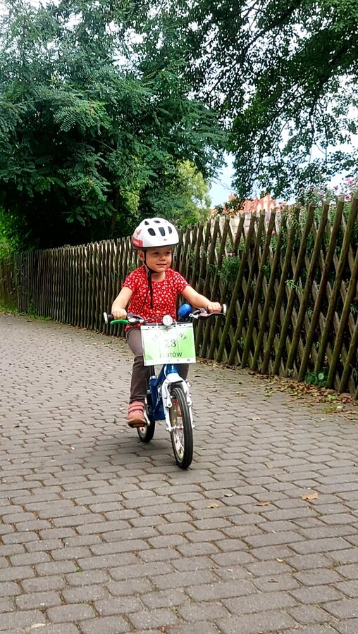 Najmłodsza uczestniczka! Gratulacje! Pokonała dwie długości promenady :-) Ogromne BRAWA !!!